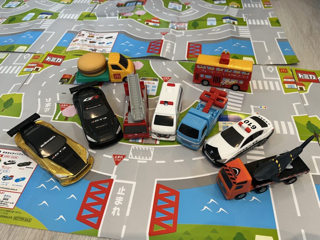 トミカが町を走る様子