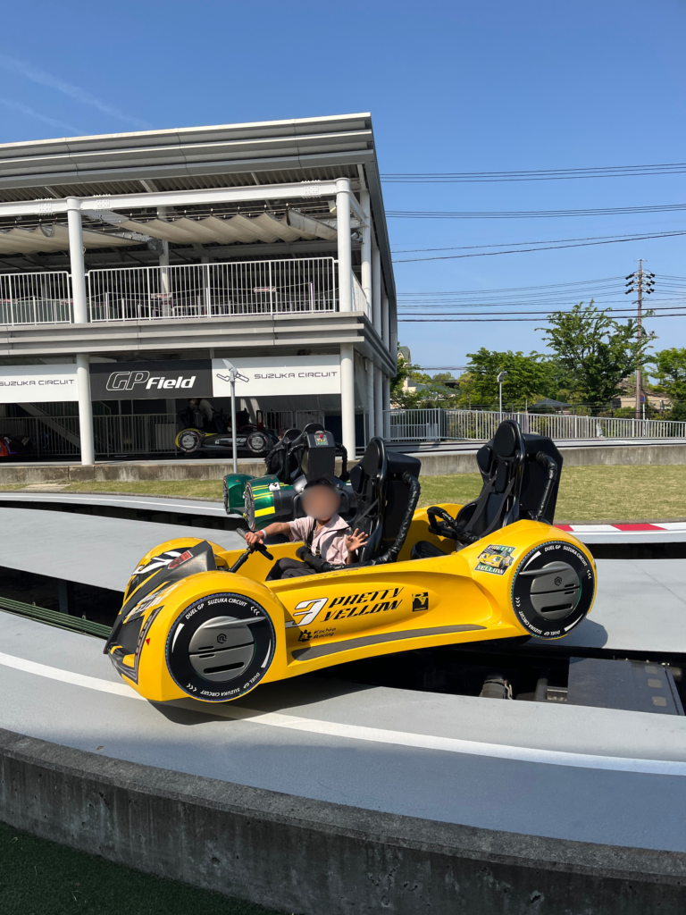 アトラクションを楽しむ息子