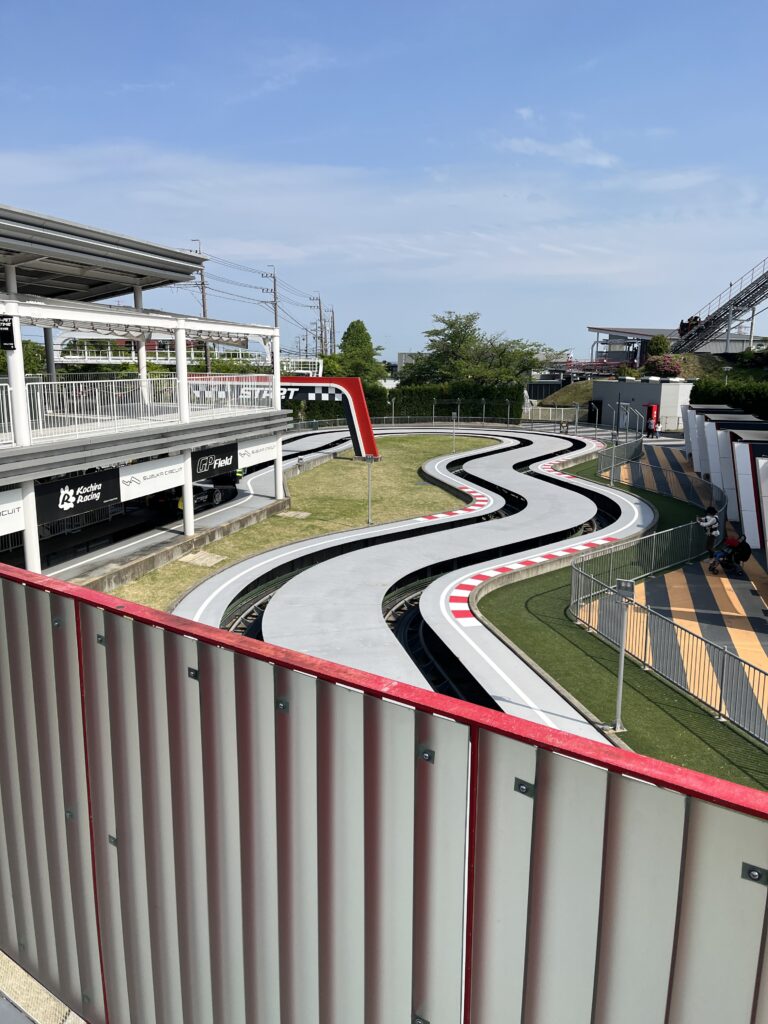 アトラクションのレース場