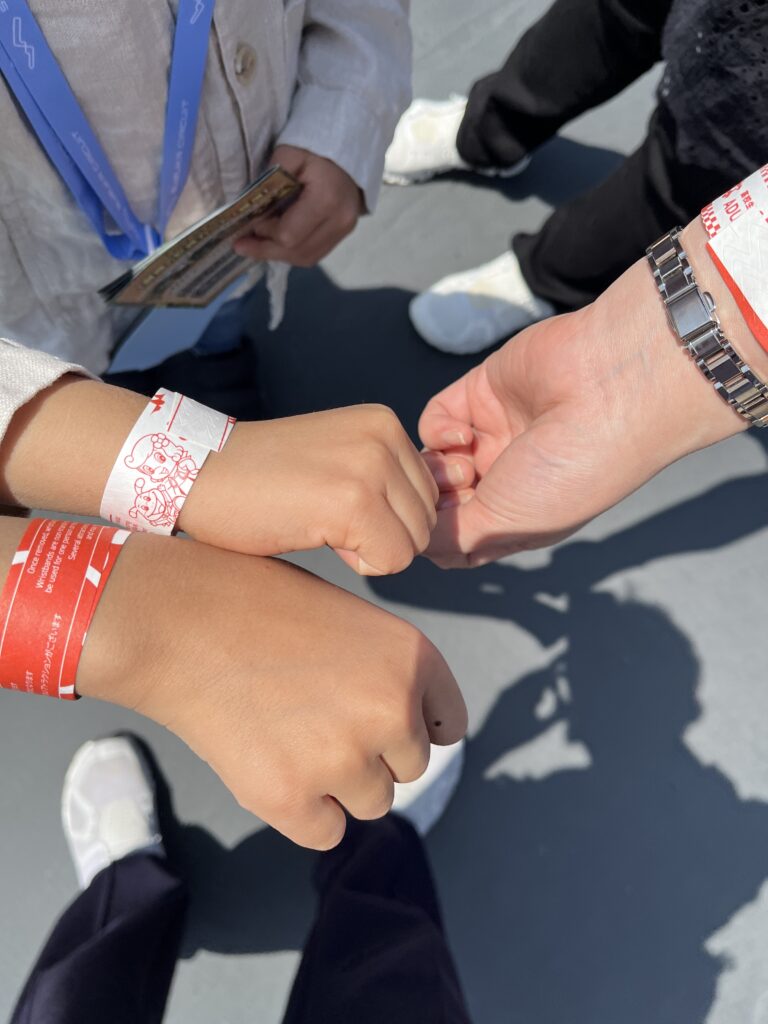 フリーパスチケットを腕に巻く様子