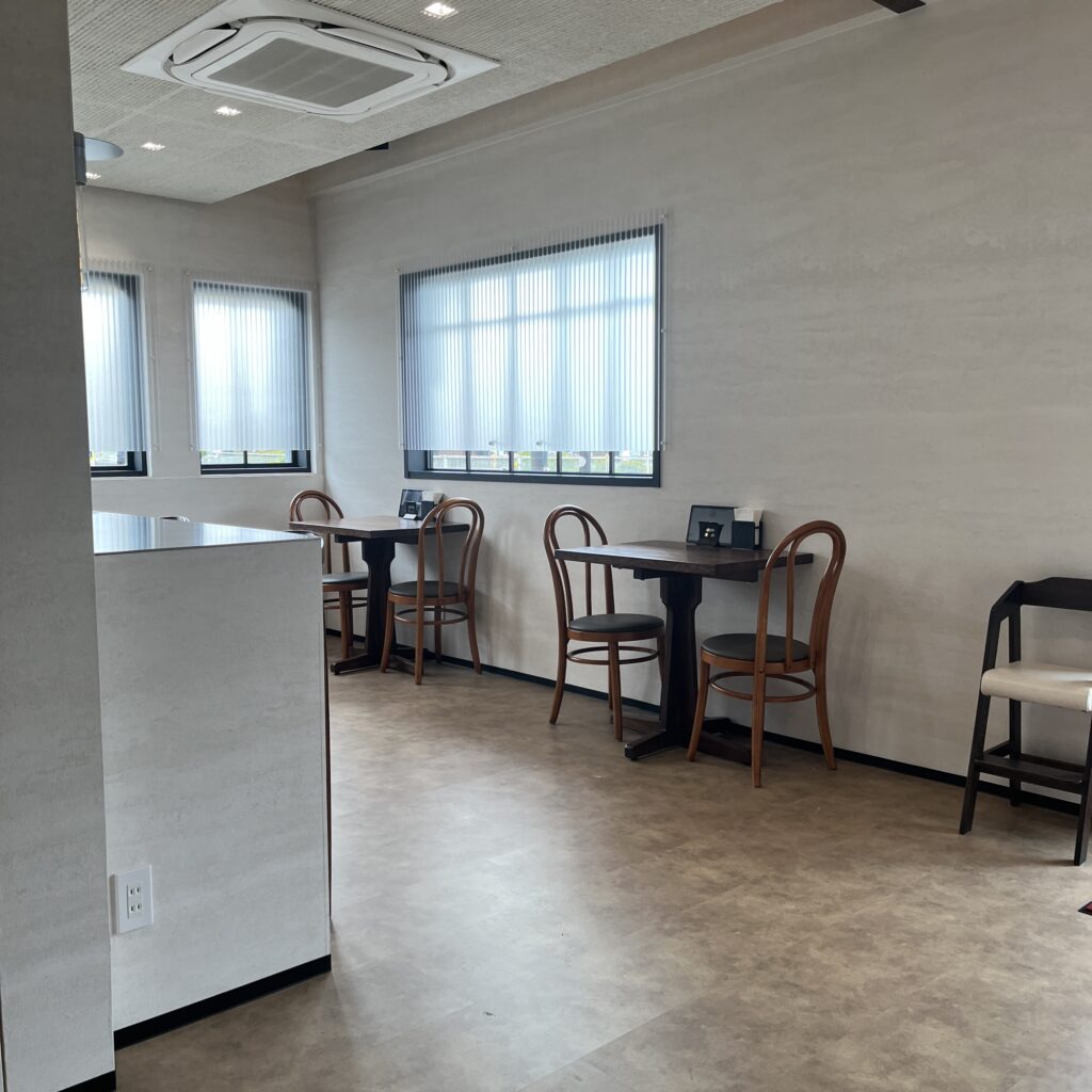 広めのテーブル席