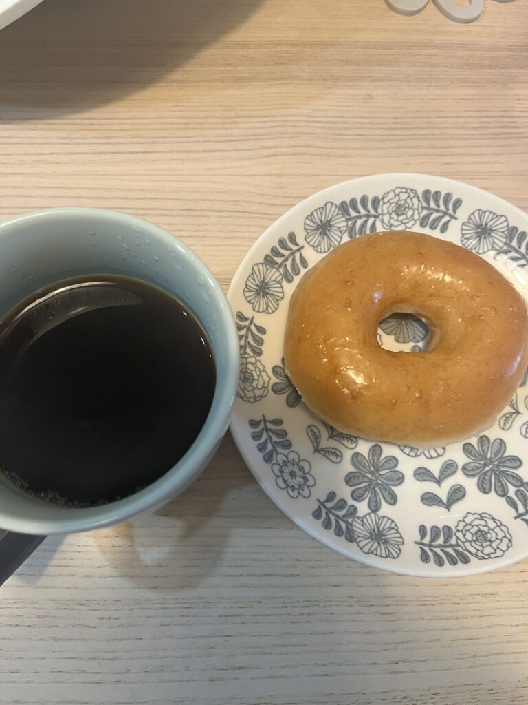 レンチンしたドーナツとコーヒー