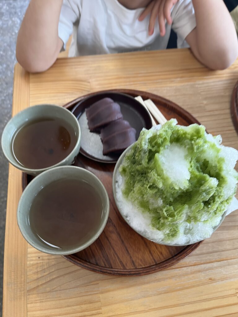 かき氷と赤福2つ