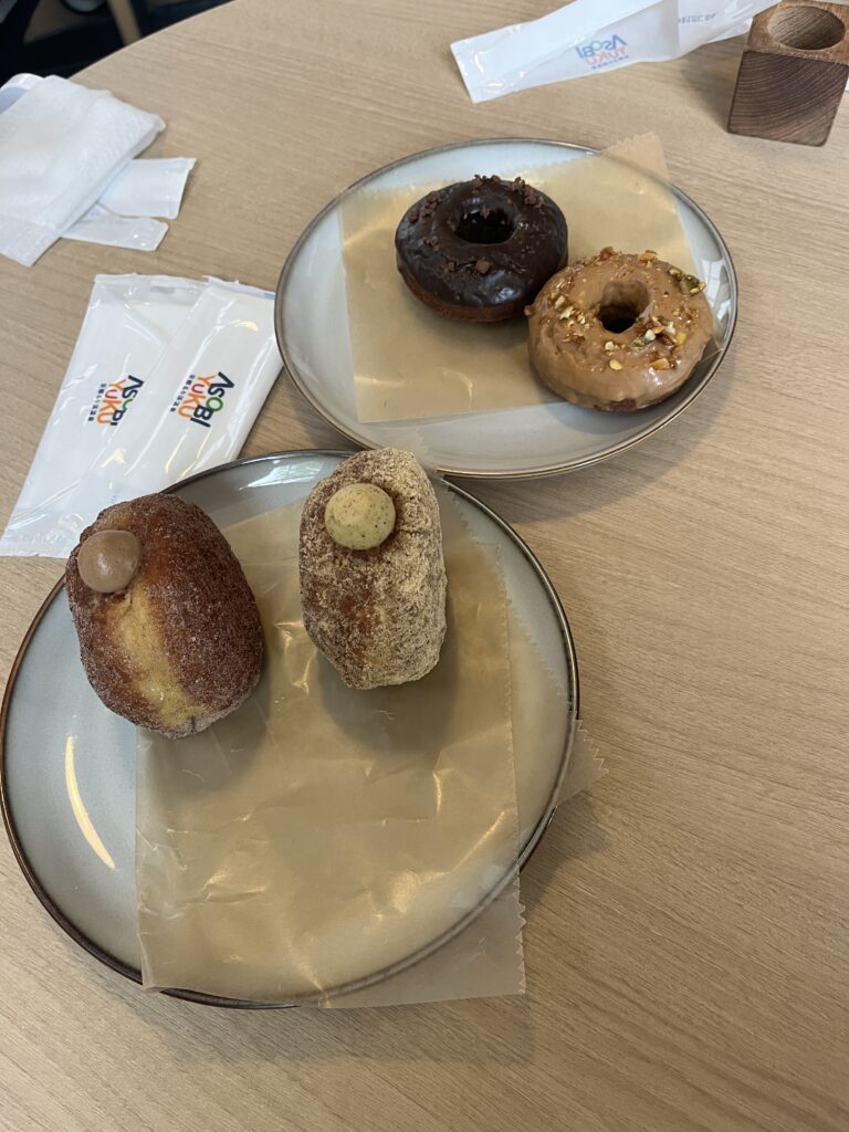 美味しそうに並ぶドーナッツ