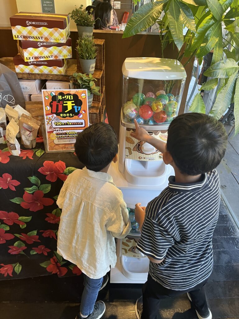 ガチャガチャを楽しむ子供たち