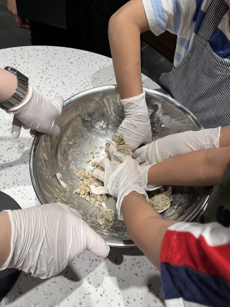 一生懸命石鹸をこねて作っている子供たち