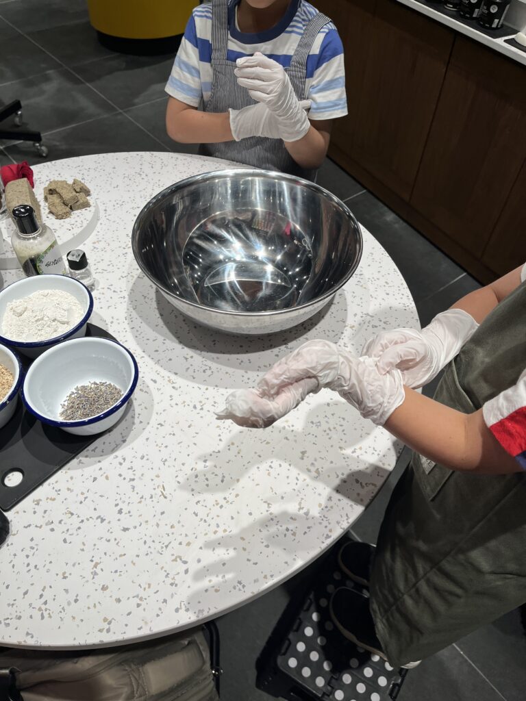 手袋をはめて気合十分の子供たち