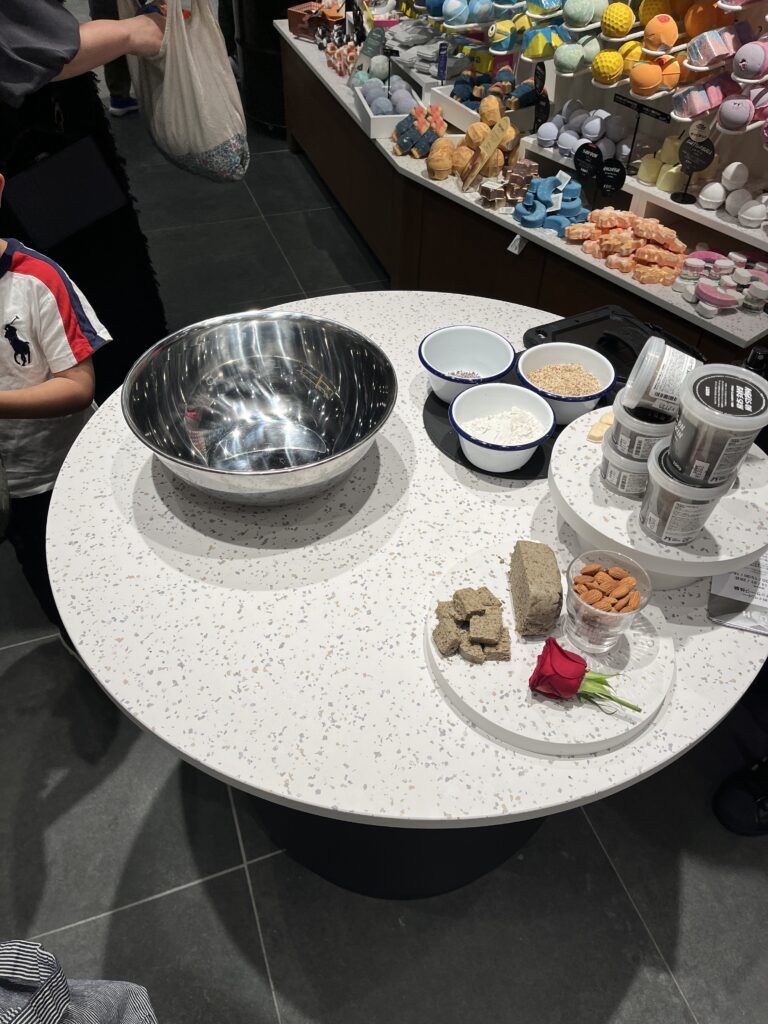 綺麗にスクラブの材料が並ぶ様子