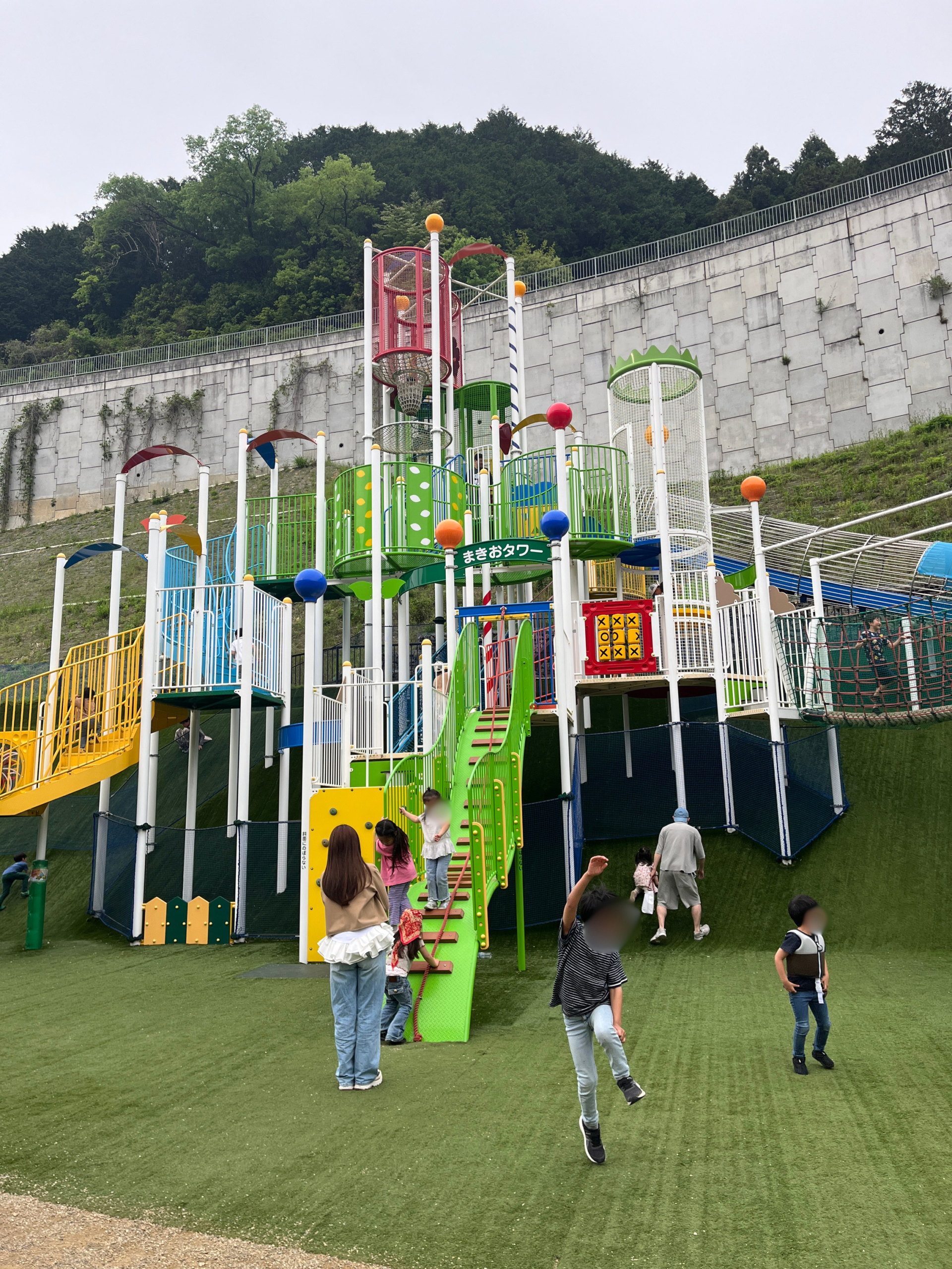 槇尾こもれびの森の大型遊具で遊ぶ子どもたち