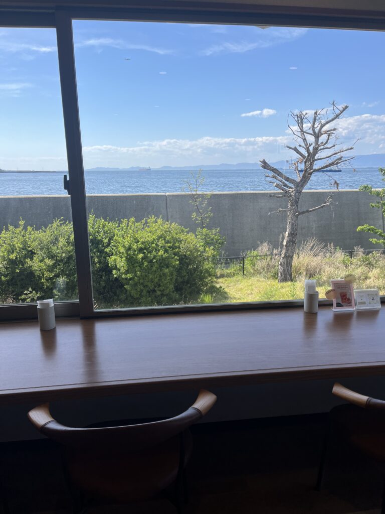 店内からの海の景色
