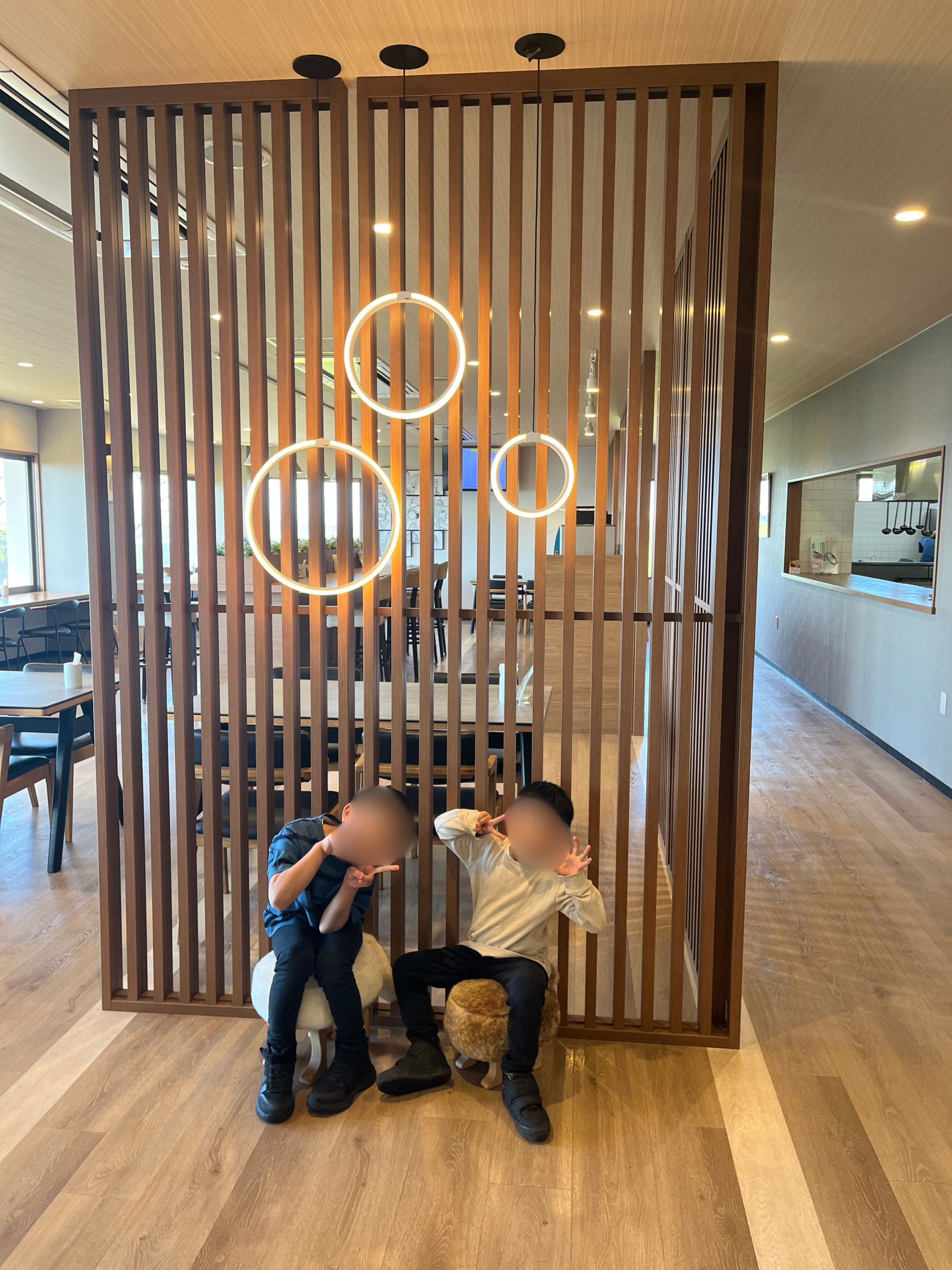 Ocean Dining Terrace 海と窓の店内から見える海の景色とハンバーグやエビフライのランチ
