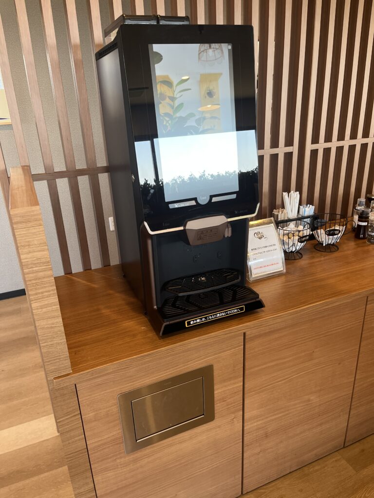 有料のセルフサービスのカフェコーナー