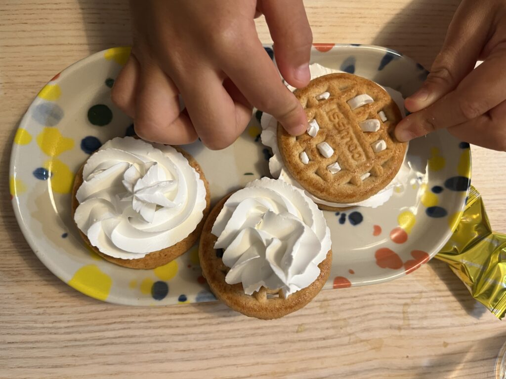 クッキーケーキを作る子供の手