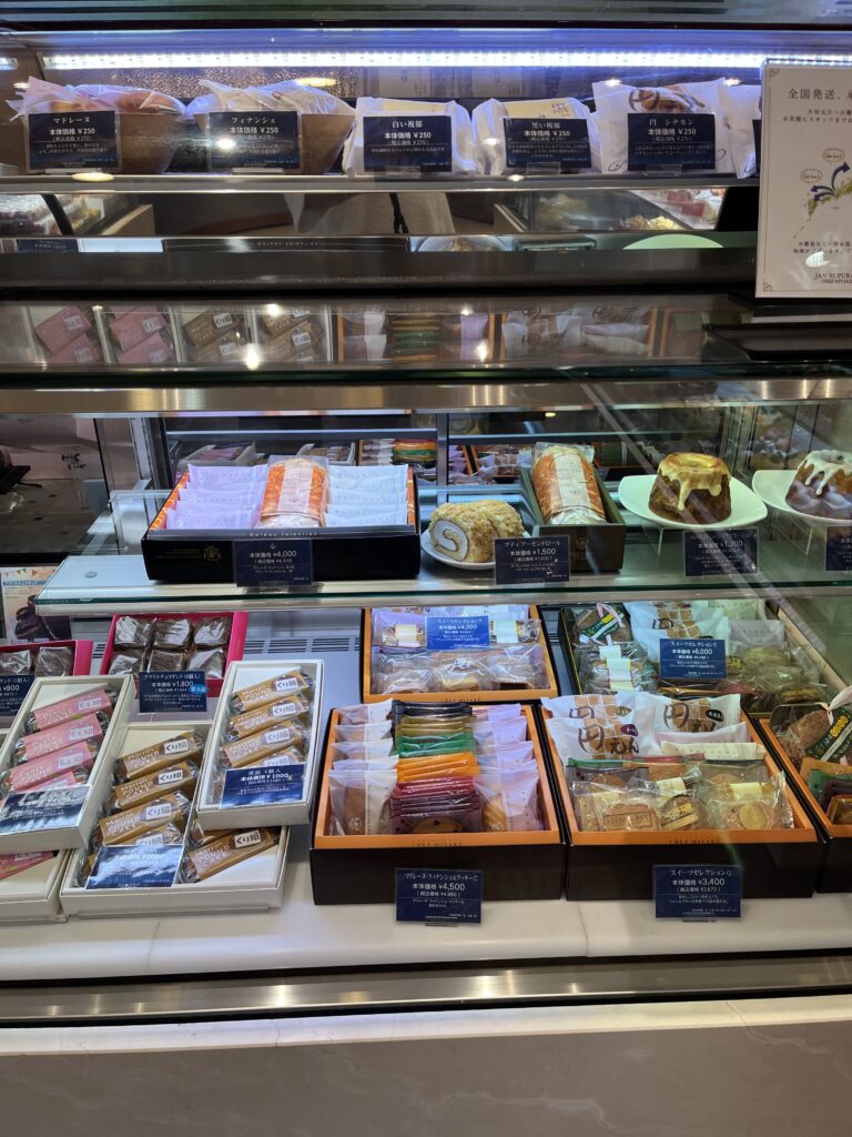 美味しそうにディスプレイされた焼き菓子