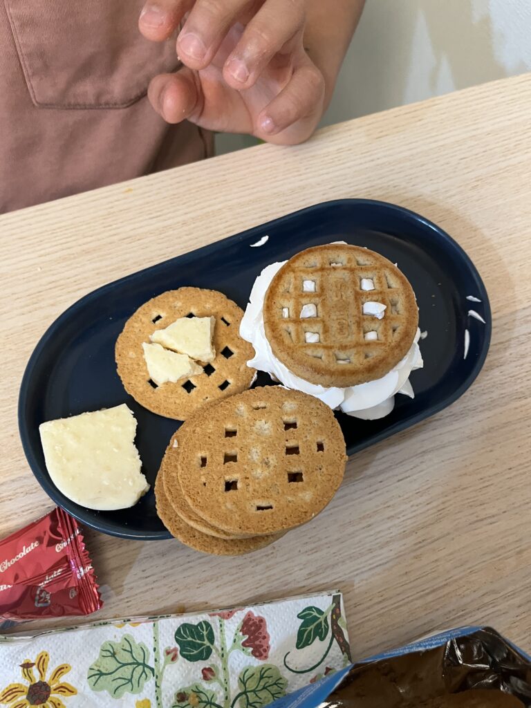 ホワイトチョコのトッピングに挑戦する子供