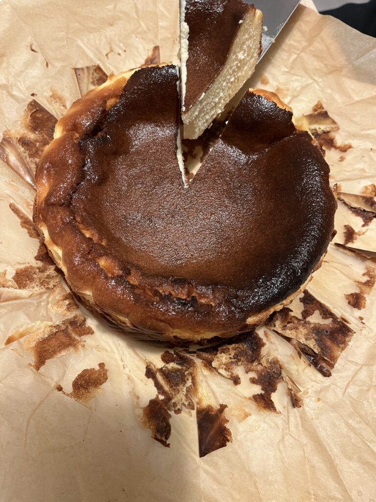 バスクチーズケーキのホールに入党するところ