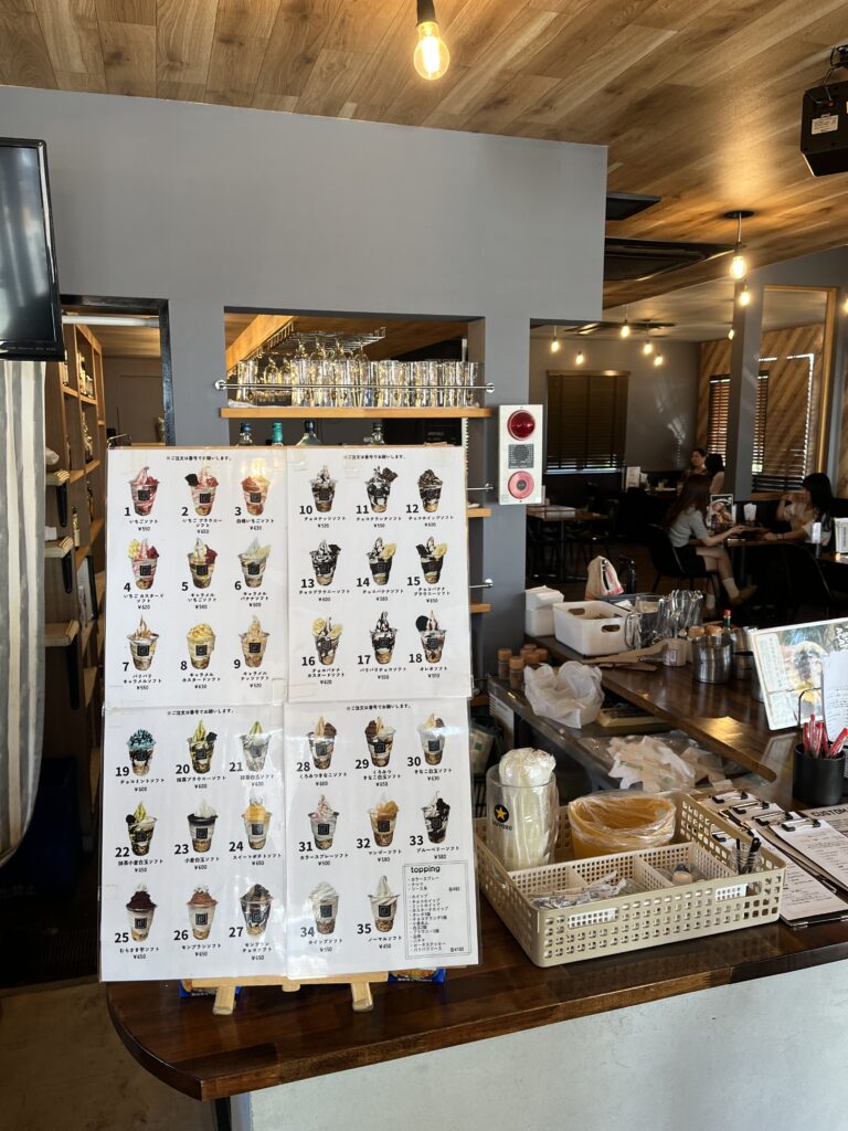 おしゃれな店内とパフェのメニュー