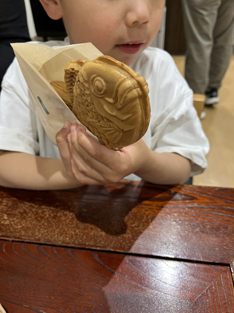 たい焼きを楽しむ子供