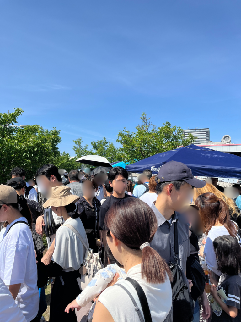 混雑している市場の様子