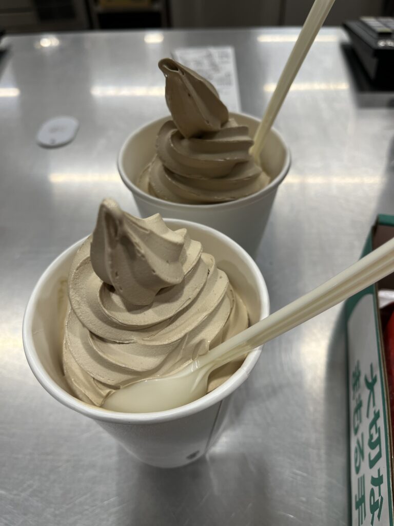 注文したほうじ茶ソフト