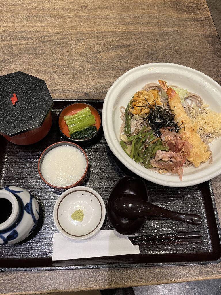 そば定食の美味しそうなプレート